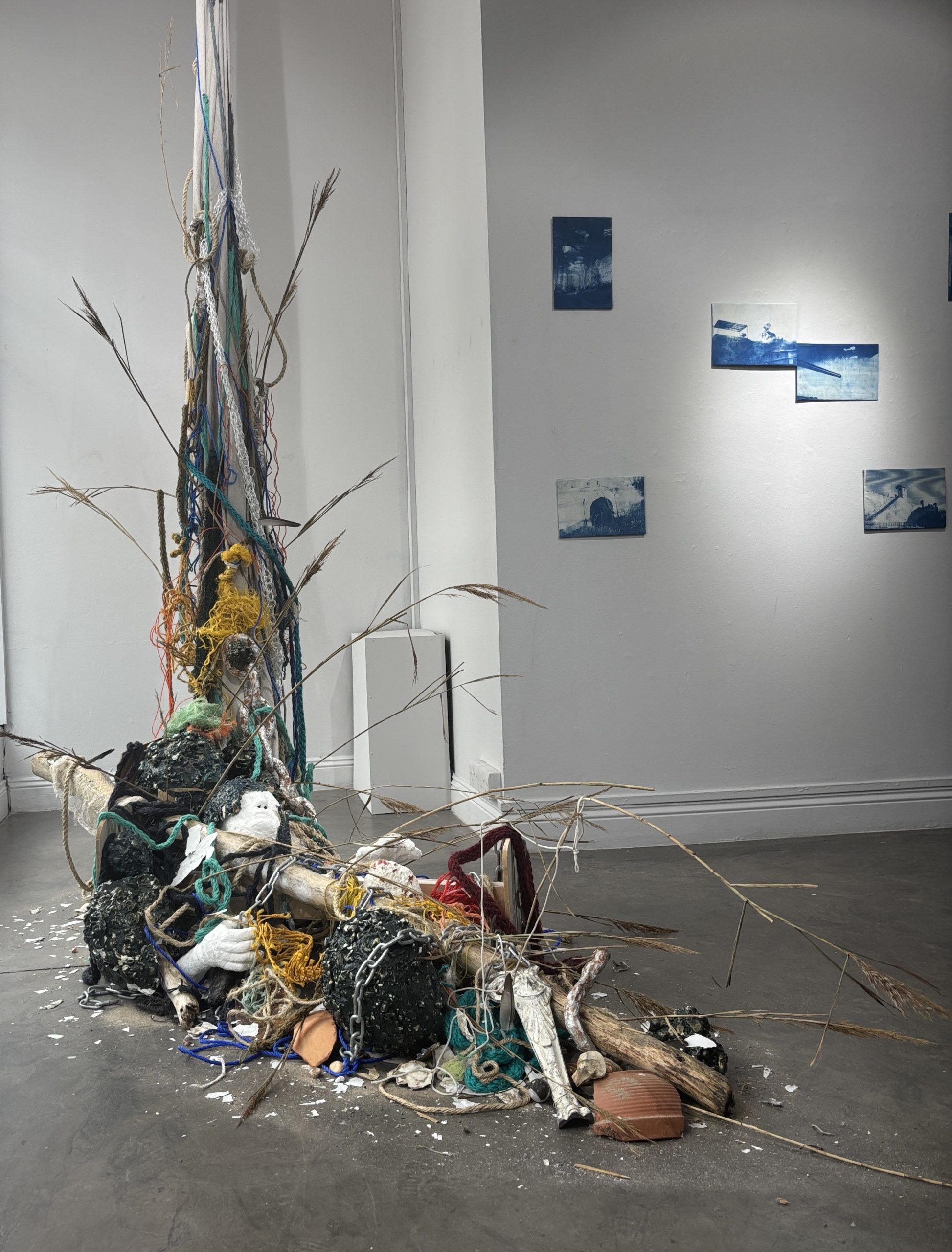 Από την εγκατάσταση της Elyssa McDonagh, εμπνευσμένη από το λιμάνι και τις ακτές των Χανίων στις κυανοτυπίες του Cuan Cusack από το φρούριο Ιτζεδίν